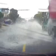 Xe đầu kéo vượt ẩu, tạt nước xối xả vào ô tô trên đường