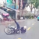 Xe máy bất ngờ trượt ngã, lao thẳng vào ô tô đi hướng ngược lại