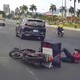 Người đi xe máy gặp tai nạn vì đâm trúng mũ bảo hiểm giữa đường