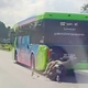 Xe máy bất ngờ đâm phía sau xe buýt