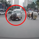 Cắt ngang đầu ô tô giữa ngã tư, xe máy bị hất văng