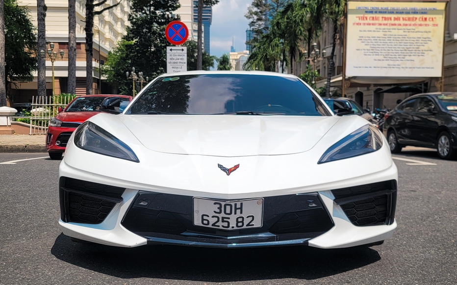 Cận cảnh siêu xe hàng hiếm Chevrolet Corvette C8 tại Việt Nam