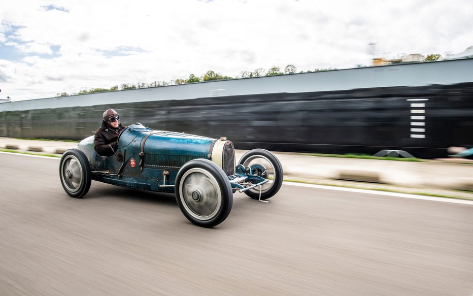 Cận cảnh mẫu xe Bugatti thành công nhất mọi thời đại