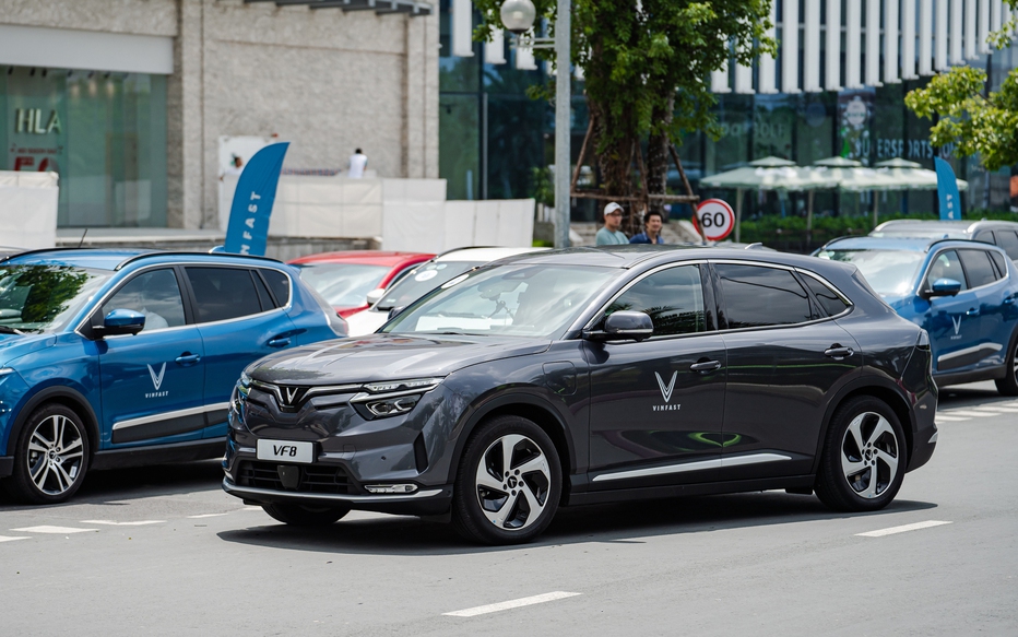 Chọn xe hybrid cắm sạc hay ô tô thuần điện?
