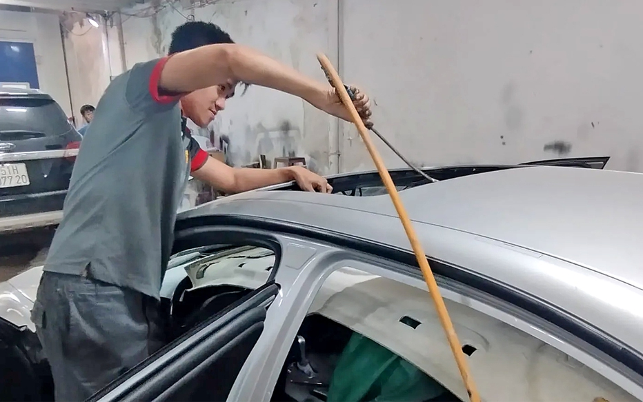 Làm gì khi ô tô bị tắc ống thoát nước cửa sổ trời?